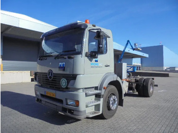 משאית עם שלדת תא MERCEDES-BENZ Atego 1828
