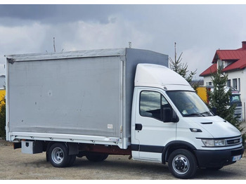 כלי רכב מסחרי עם וילונות צד IVECO Daily 35c12