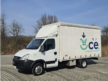 כלי רכב מסחרי עם וילונות צד IVECO Daily 35c12