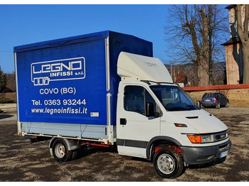 כלי רכב מסחרי עם וילונות צד IVECO Daily 35c12