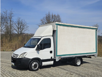 כלי רכב מסחרי עם וילונות צד IVECO Daily 35C15