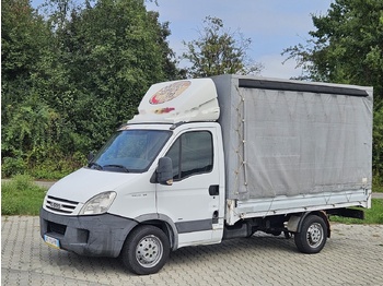 כלי רכב מסחרי עם וילונות צד IVECO Daily 35s11