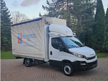 כלי רכב מסחרי עם וילונות צד IVECO Daily 35s12