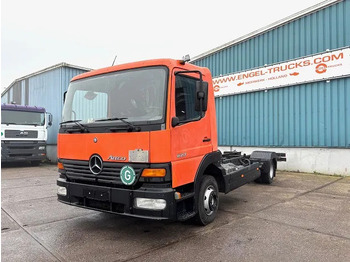 משאית עם שלדת תא MERCEDES-BENZ Atego 823