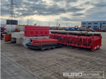 ציוד בנייה Bundle of Plastic Pedestrian Safety Barrier (5 of), Bundle of Metal Pedestrian Barrier (3 of), Bundle of Water Filled Barrier (3 of), Bundle of Plastic Mats: תמונה 3