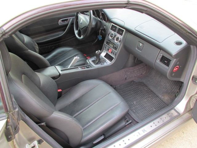 מכונית Mercedes SLK 200: תמונה 10