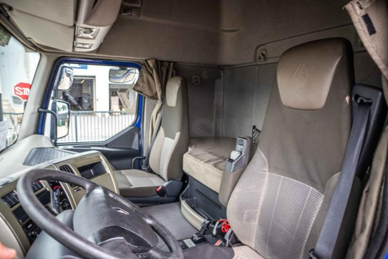 Interior photo 1: מוביל מכולות/ משאית החלפת גוף Renault PREMIUM 380DXI+E5/EEV+HAYON Interior photo 1: מוביל מכולות/ משאית החלפת גוף Renault PREMIUM 380DXI+E5/EEV+HAYON