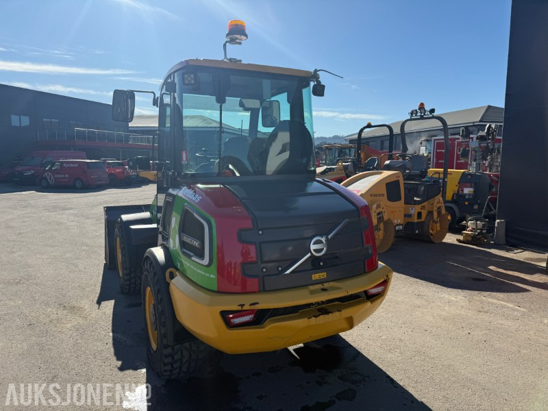 מעמיס היגוי החלקה 2020 Volvo JL25H Elektrisk kompaktlaster, Pallegafler, Skuffe, Brøyteskjær - kun 436 arbeidstimer - Servicehistorikk: תמונה 9