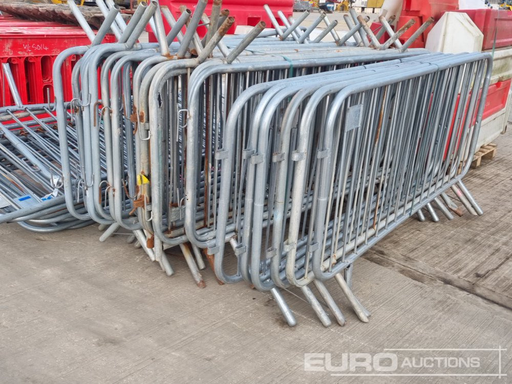 ציוד בנייה Bundle of Plastic Pedestrian Safety Barrier (5 of), Bundle of Metal Pedestrian Barrier (3 of), Bundle of Water Filled Barrier (3 of), Bundle of Plastic Mats: תמונה 24